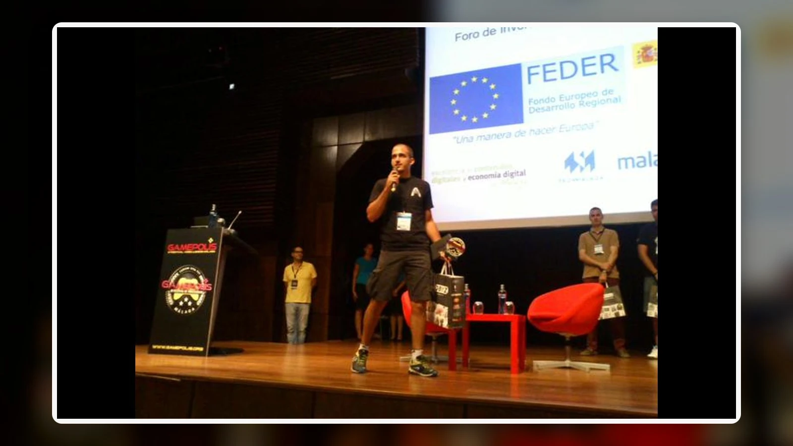 Presentación de Fight Fantasy en un escenario ante público