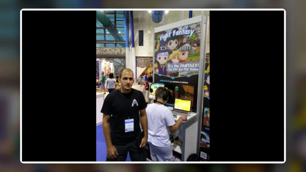 Responsable del proyecto junto al puesto de demostración de Fight Fantasy en un evento