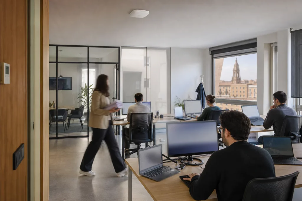 Equipo de una pequeña empresa trabajando en una oficina conectada de Zaragoza