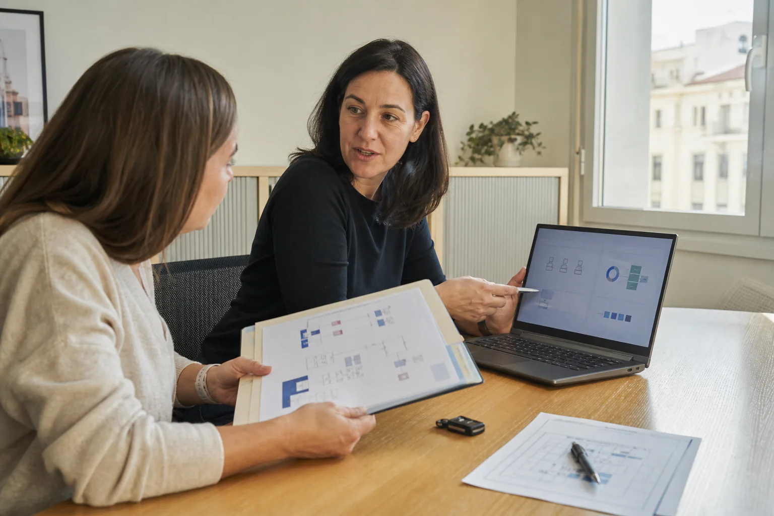 Entrega de la documentación de red Consultora explicando la documentación de la red a la responsable de una pequeña empresa