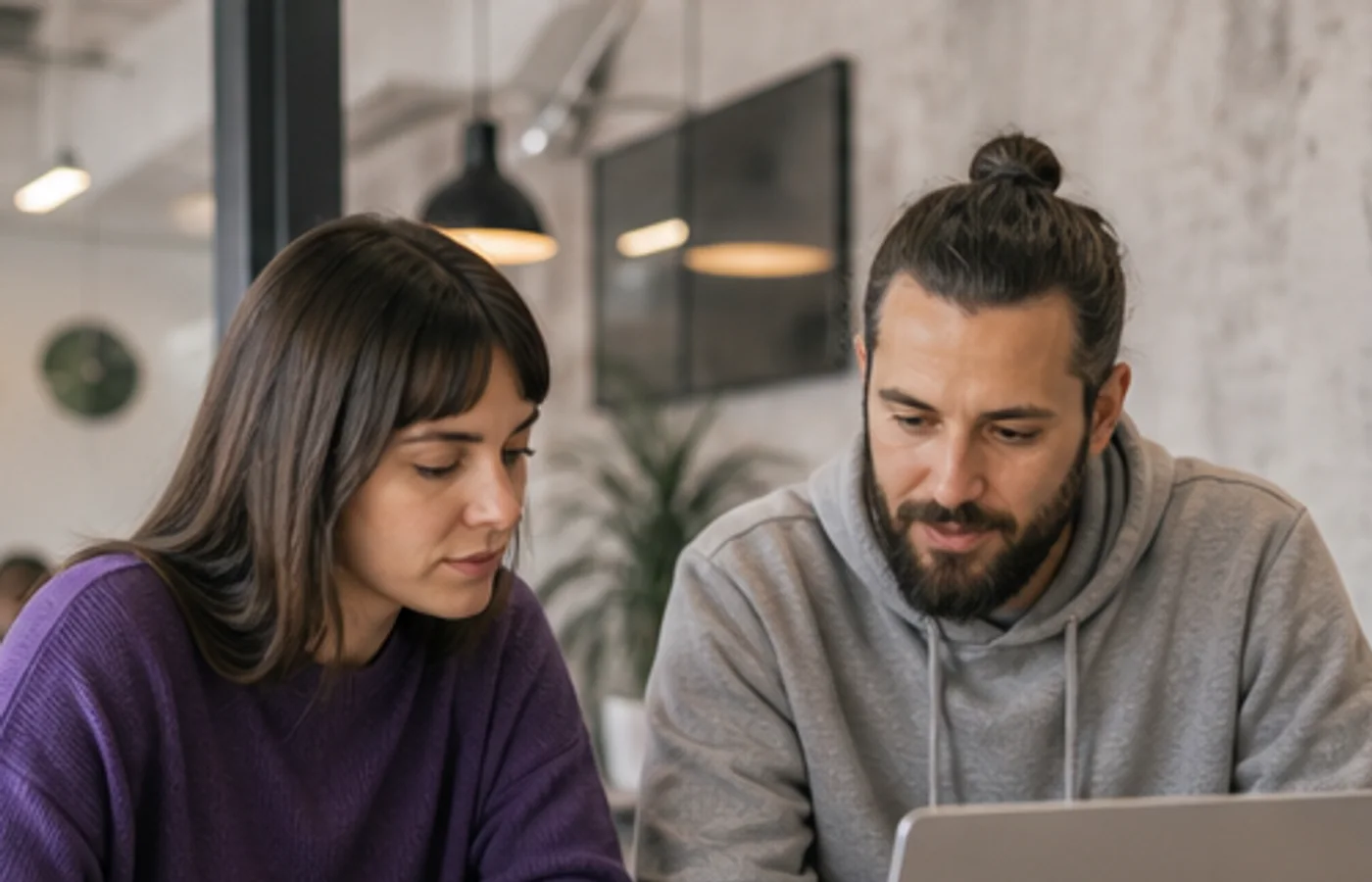 Contenido y SEO coordinados Especialistas coordinando contenido, diseño y SEO para una página de servicio