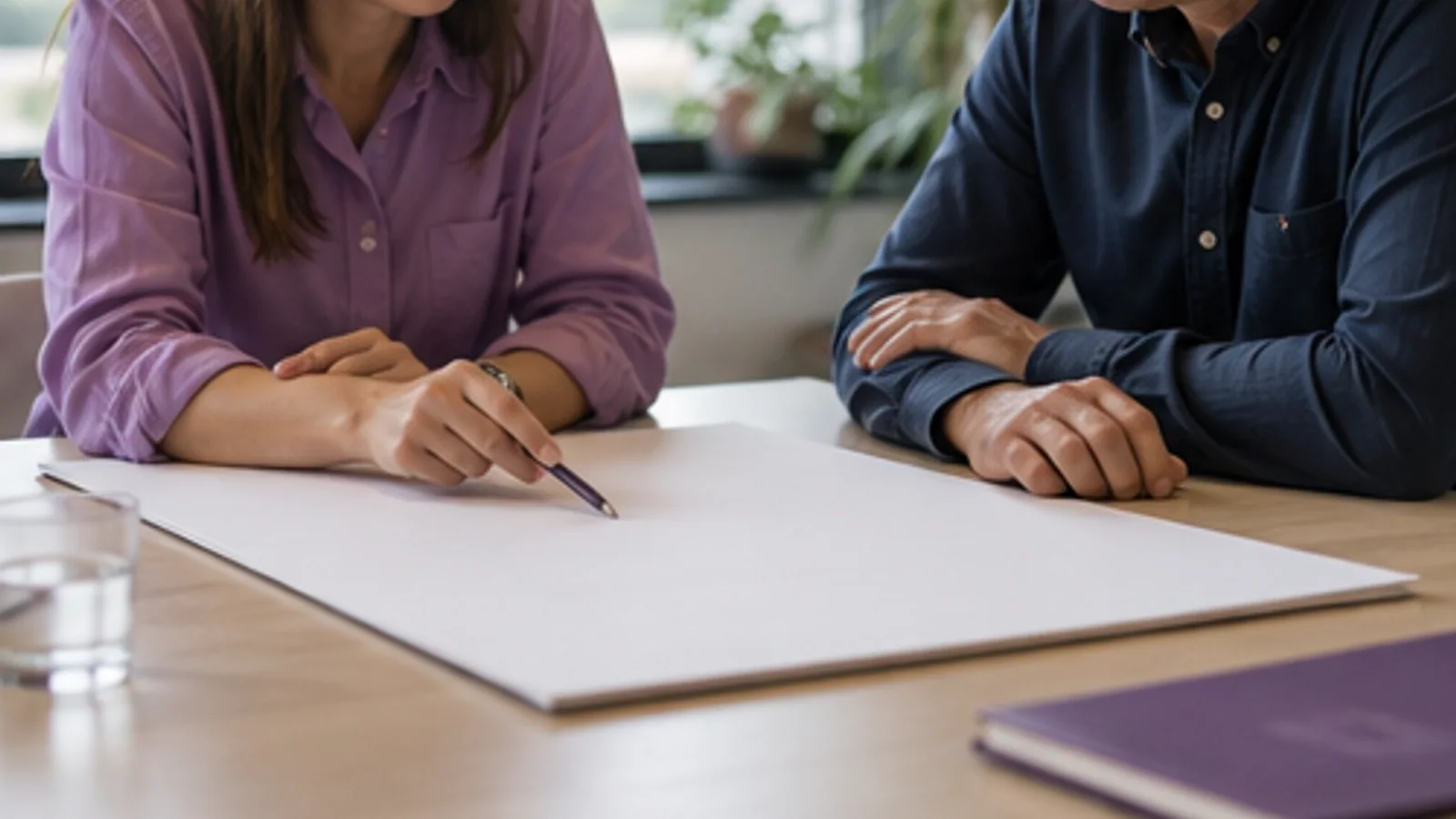 Seguimiento SEO con el cliente Consultor SEO y cliente revisando juntos las prioridades del proyecto