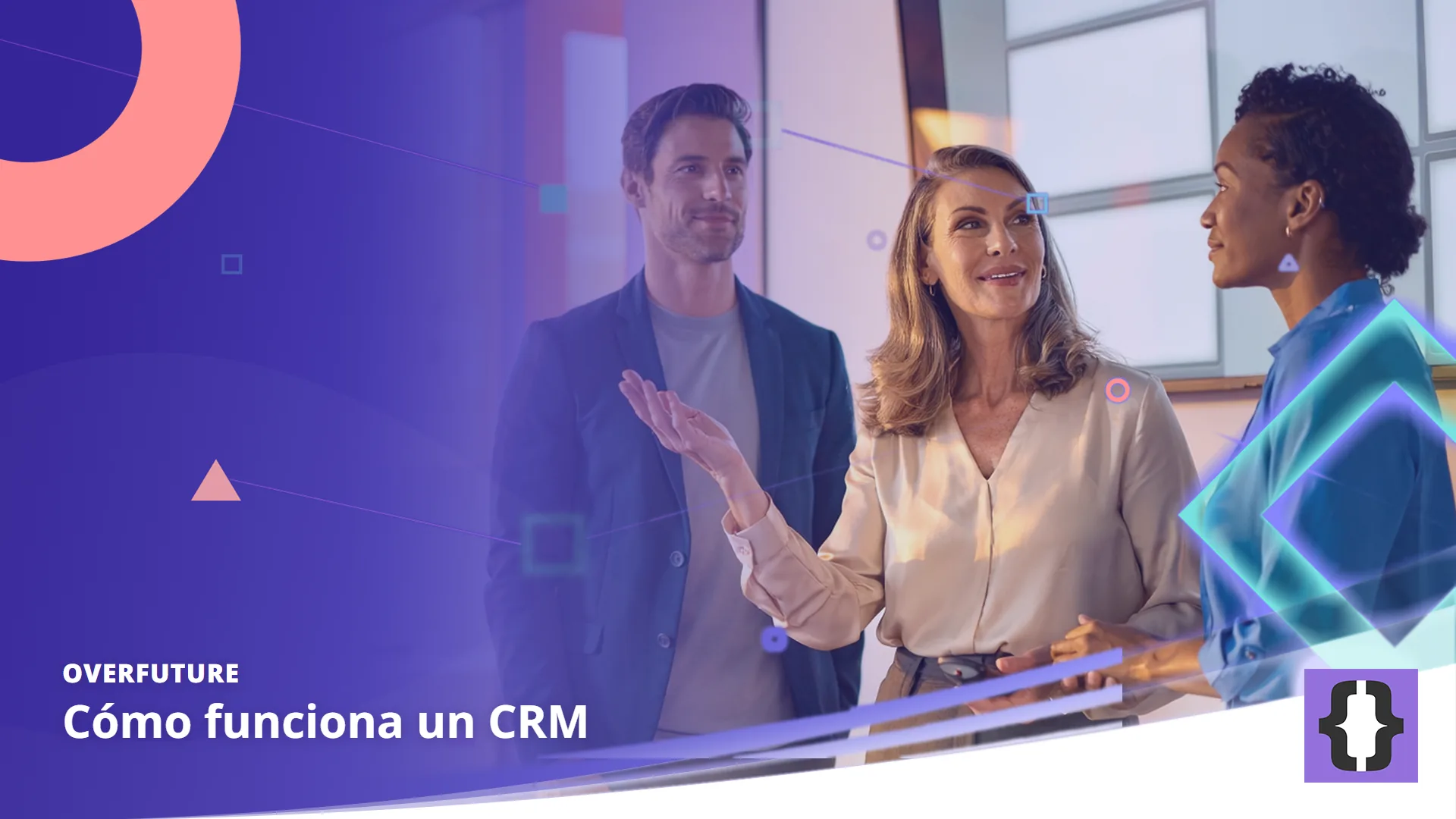 Portada del artículo «Cómo funciona un CRM» de OverFuture, sobre una imagen de una directora comercial que explica a dos compañeros un embudo de clientes en una pantalla grande