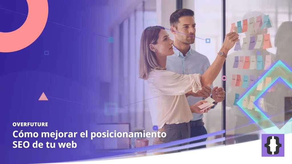 Portada del artículo «Cómo mejorar el posicionamiento SEO de tu web» de OverFuture, sobre una imagen de dos especialistas que pegan tarjetas de palabras clave en una pared de cristal