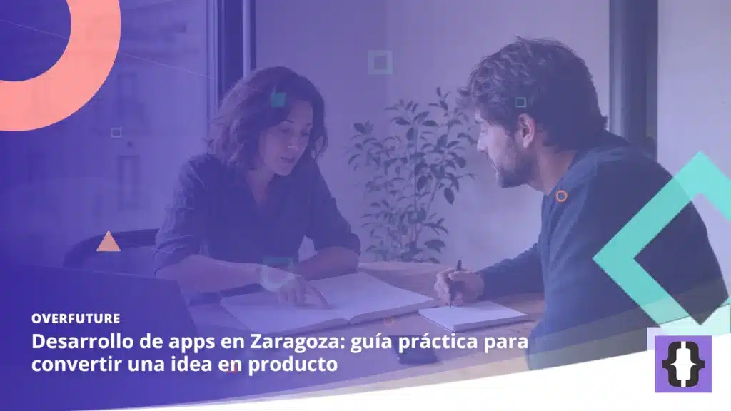 Portada del artículo «Cómo encargar una app: de la idea al producto» de OverFuture, sobre una imagen de un equipo planificando una app