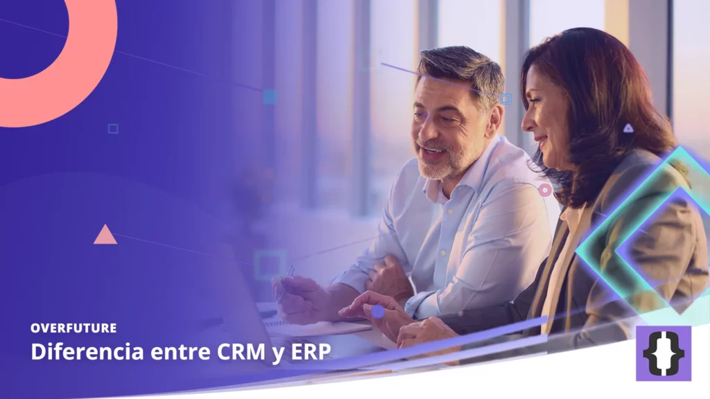 Portada del artículo «Diferencia entre CRM y ERP» de OverFuture, sobre una imagen de dos directivos, de ventas y de operaciones, que comparan notas ante un portátil en una sala de reuniones