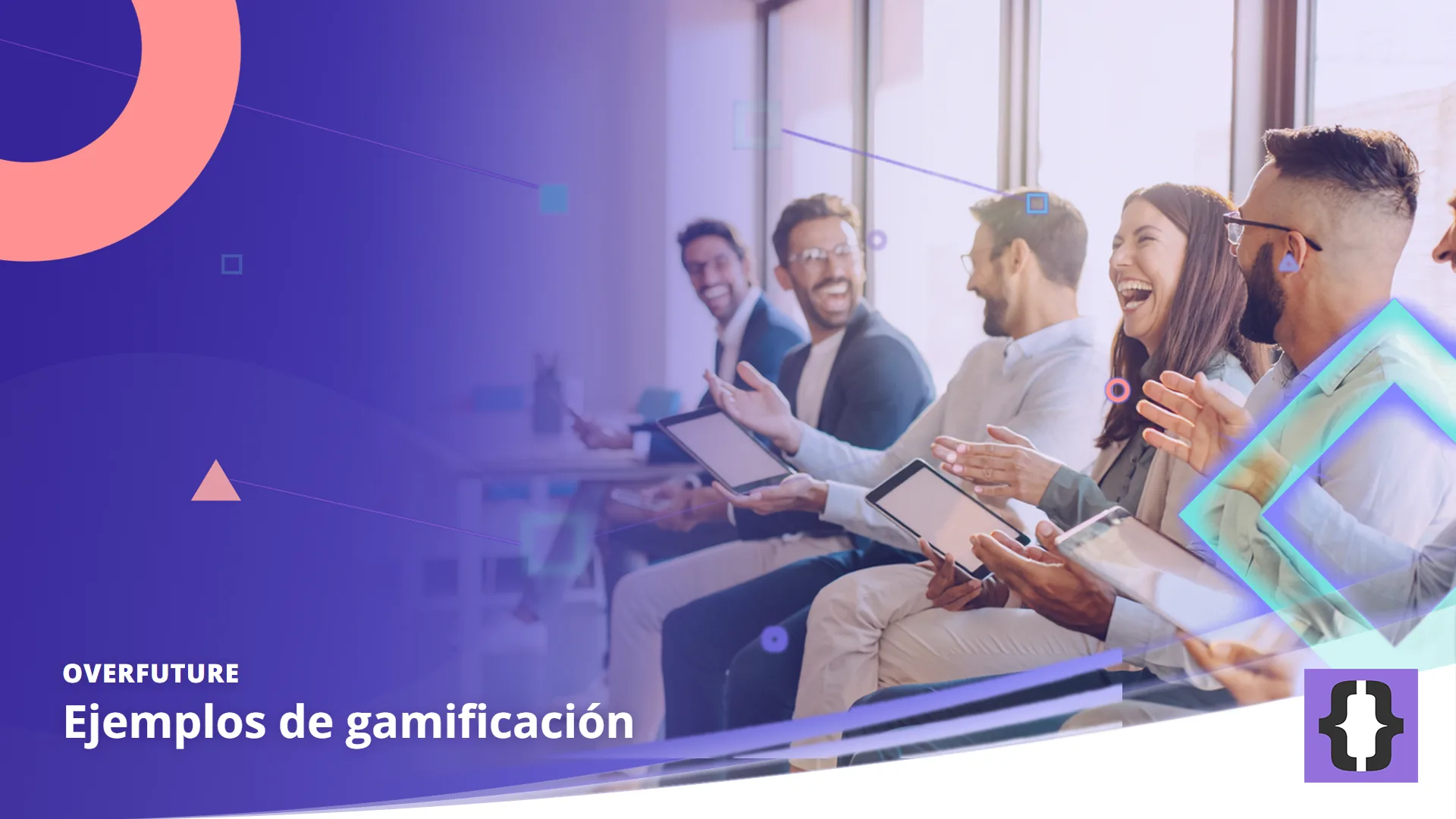 Portada del artículo «Ejemplos de gamificación» de OverFuture, sobre una imagen de un grupo de empleados que se ríen durante un reto de equipo con tabletas en una sala de formación