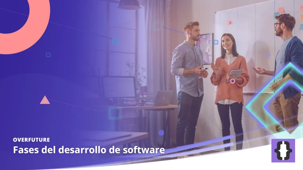 Portada del artículo «Fases del desarrollo de software» de OverFuture, sobre una imagen de un equipo de tres personas que planifica las fases de un proyecto ante una pizarra con columnas y notas adhesivas