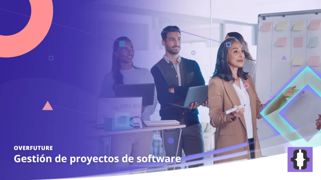 Portada del artículo «Gestión de proyectos de software» de OverFuture, sobre una imagen de una jefa de proyecto que dirige una reunión de pie ante un tablero con notas adhesivas y su equipo