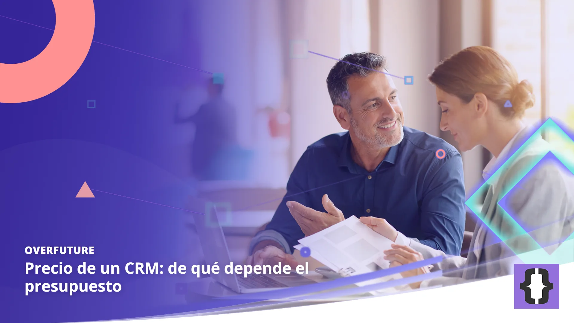 Portada del artículo «Precio de un CRM: de qué depende el presupuesto» de OverFuture, sobre una imagen de un empresario que revisa con una consultora la propuesta impresa de un CRM en la mesa de una cafetería
