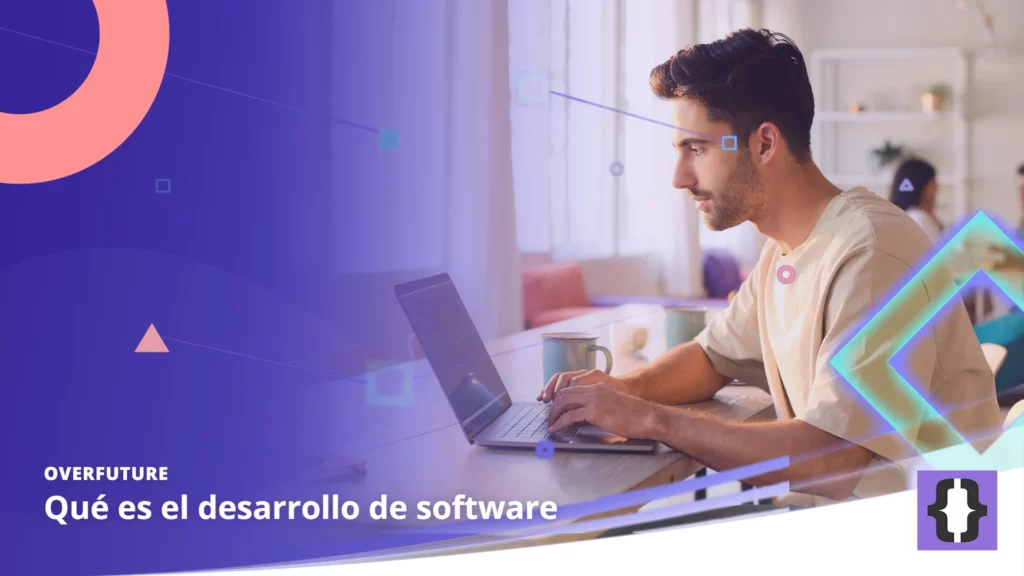 Portada del artículo «Qué es el desarrollo de software» de OverFuture, sobre una imagen de un desarrollador que escribe código en un portátil en un espacio de coworking luminoso