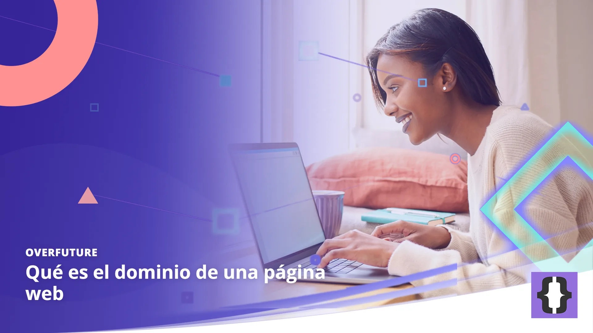Portada del artículo «Qué es el dominio de una página web» de OverFuture, sobre una imagen de una emprendedora que escribe en un portátil con una ventana de navegador abierta junto a una ventana soleada