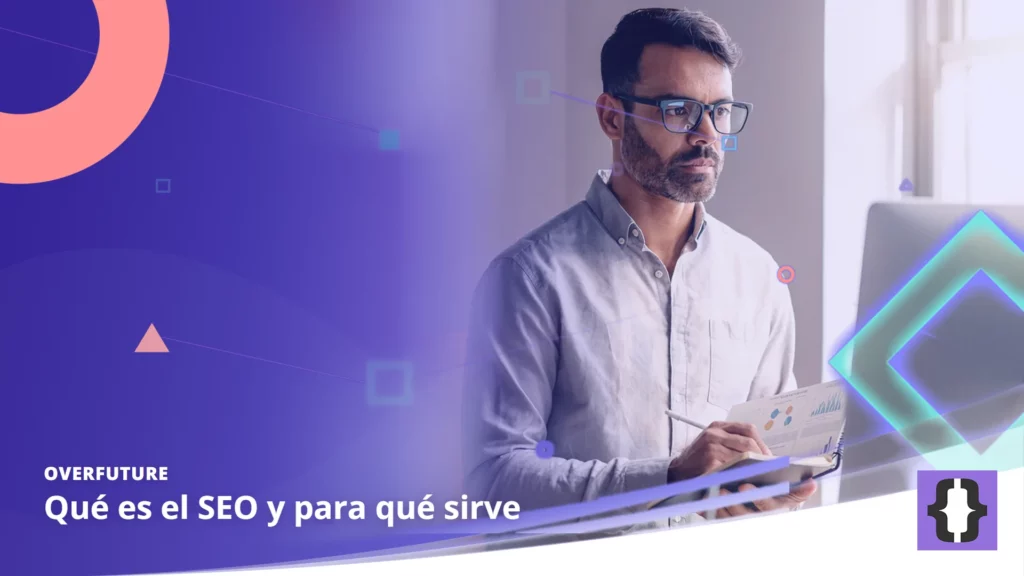 Portada del artículo «Qué es el SEO y para qué sirve» de OverFuture, sobre una imagen de un analista de marketing que comprueba posiciones de búsqueda en un monitor con gráficos