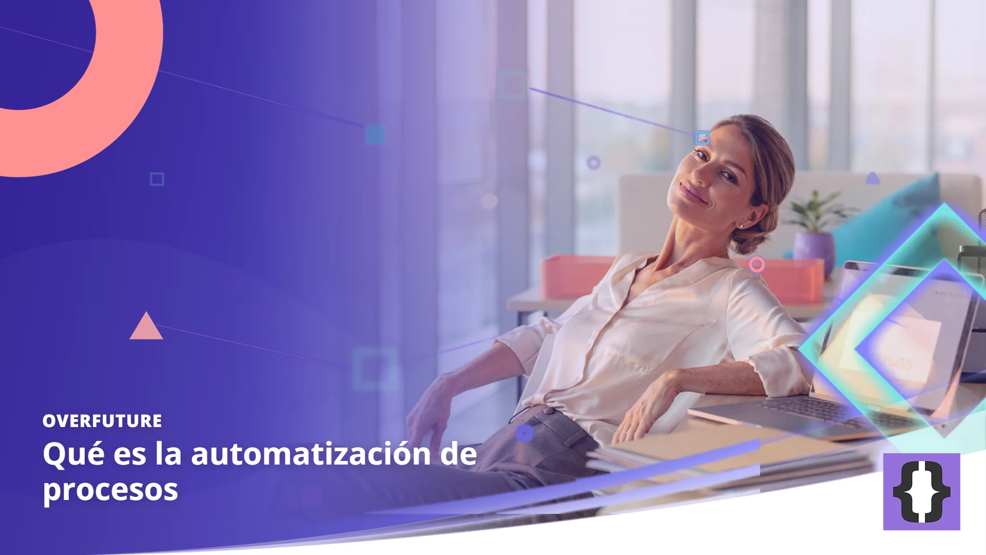 Portada del artículo «Qué es la automatización de procesos» de OverFuture, sobre una imagen de una trabajadora de oficina recostada en la silla mientras un portátil procesa formularios de forma automática