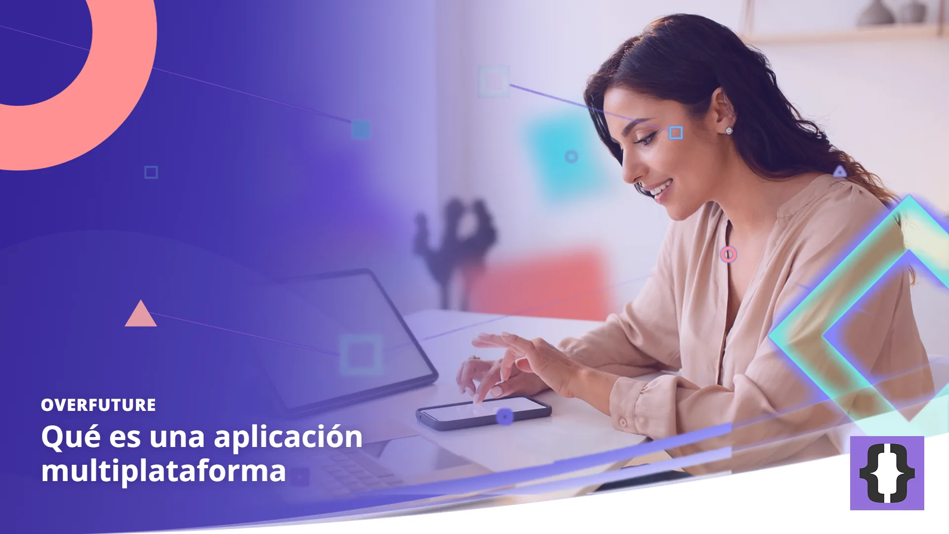 Portada del artículo «Qué es una aplicación multiplataforma» de OverFuture, sobre una imagen de una desarrolladora que prueba la misma app en un móvil, una tableta y un portátil sobre su mesa