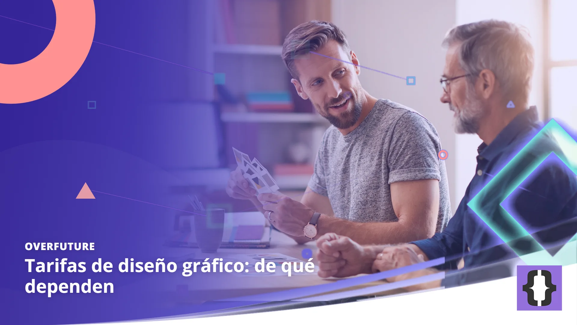 Portada del artículo «Tarifas de diseño gráfico: de qué dependen» de OverFuture, sobre una imagen de un diseñador que presenta a un cliente propuestas de marca impresas en tarjetas sobre la mesa de su estudio