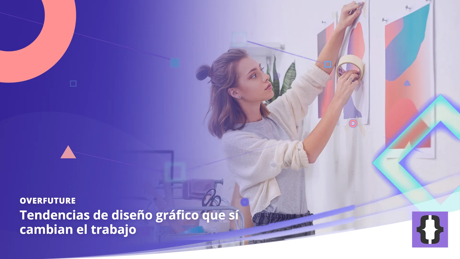 Portada del artículo «Tendencias de diseño gráfico que sí cambian el trabajo» de OverFuture, sobre una imagen de una diseñadora que cuelga carteles abstractos de colores en la pared de un estudio