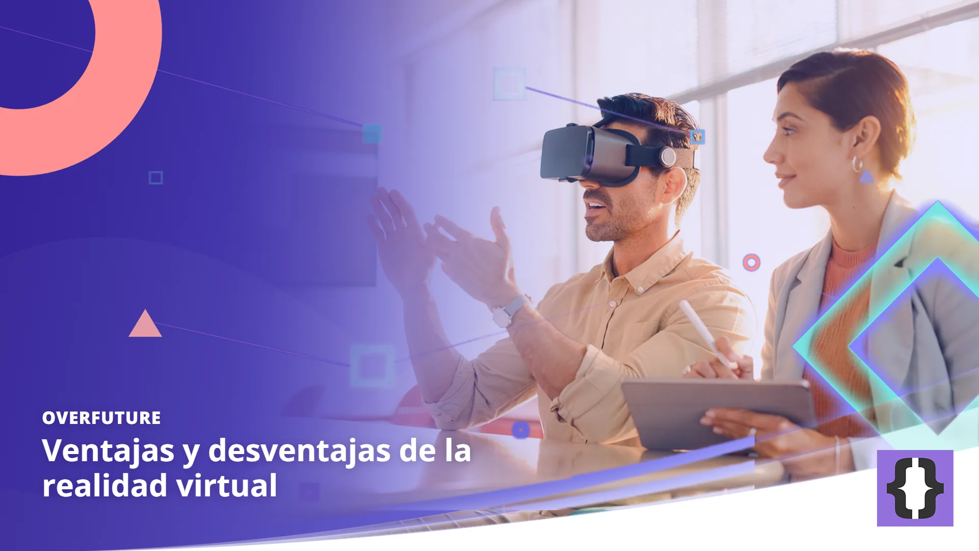 Portada del artículo «Ventajas y desventajas de la realidad virtual» de OverFuture, sobre una imagen de dos compañeros, uno con un visor de realidad virtual y otro que toma notas en una tableta, en una sala de formación